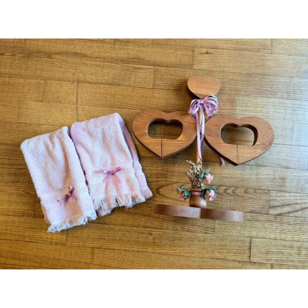 VTG 90s Wooden Heart Double Hand Towel Holder Stand Countertop Cottagecore Decor